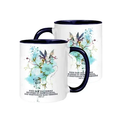 Mug bicolore blanc/bleu marine, « Dieu fait des choses grandess […] » - Job 5.9