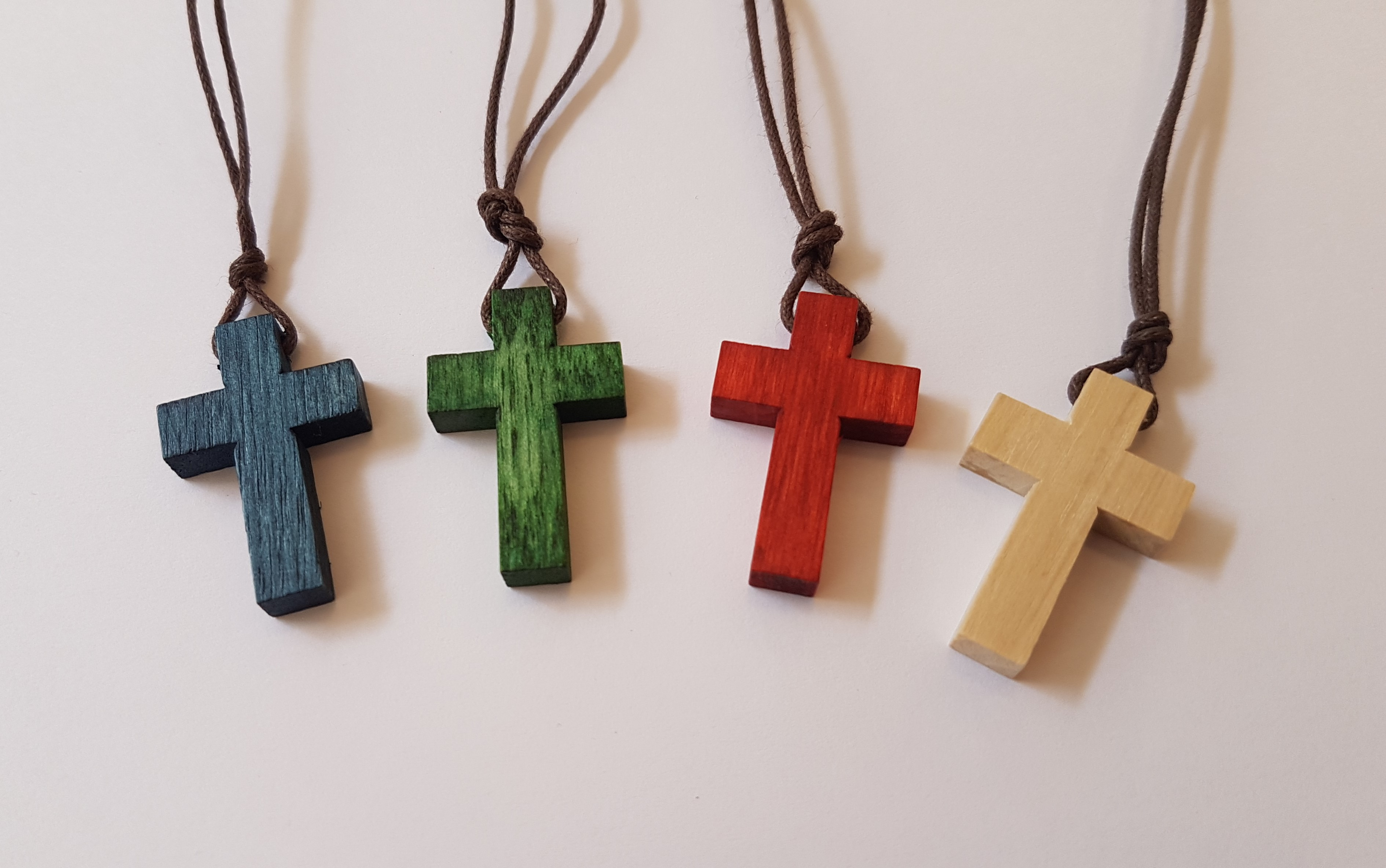 Collier croix en bois diverses couleurs + lacet