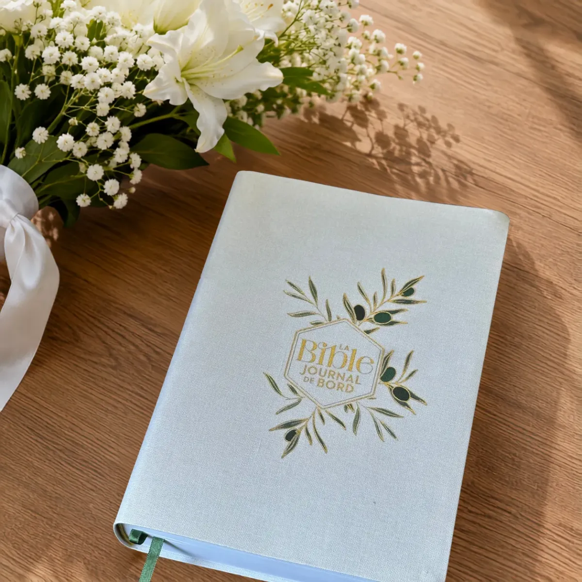  Idées cadeaux de mariage 
 Ils vont s'unir et vous invitent à assister à leur union ? Si vous êtes en recherche d'un cadeau pour les mariés, nous avons probablement ce qu'il vous faut ! Nous croyons fermement que la Bible reste et restera le cadeau idéal. C'est en s'appuyant sur elle que les futurs conjoints pourront apprendre à se soutenir mutuellement au quotidien. De plus, découvrez notre sélection d'ouvrages regorgeant de conseils et d'astuces pour une vie à deux des plus épanouissantes. 